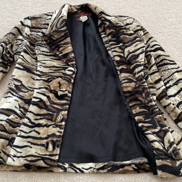 Animal Print velour Blazer with lining! Great to wear with jeans! - Picture 5 of 6